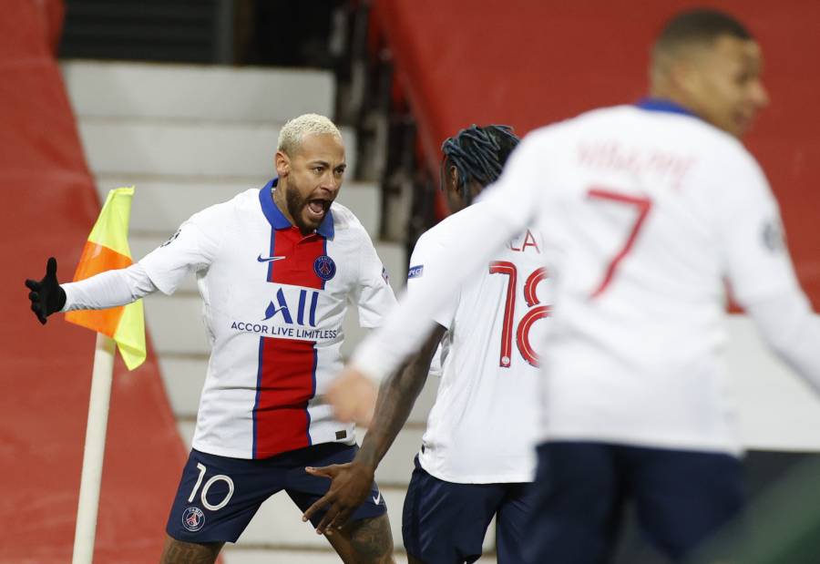 PSG gana al United en Old Trafford y Chelsea golea al Sevilla con póker de Giroud