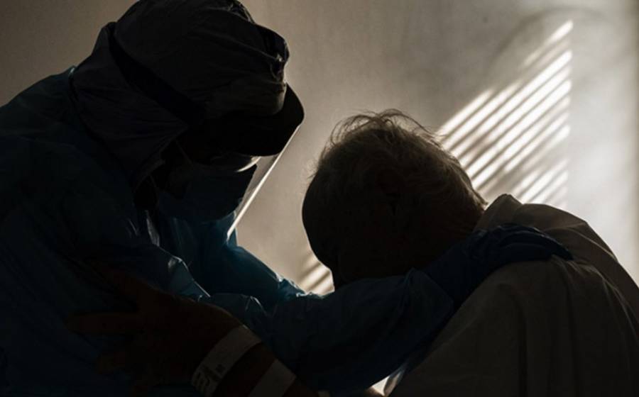 Foto de médico abrazando anciano con Covid se vuelve viral
