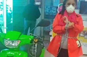 Mujer se encadena a motocicleta para que le respeten precio en Walmart de San Luis Potos&iacute;