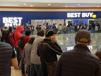 Compradores hacen largas filas en tiendas Best Buy por liquidaciones