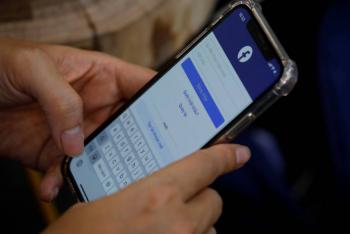 Facebook proh&iacute;be publicaciones falsas sobre las vacunas del COVID-19