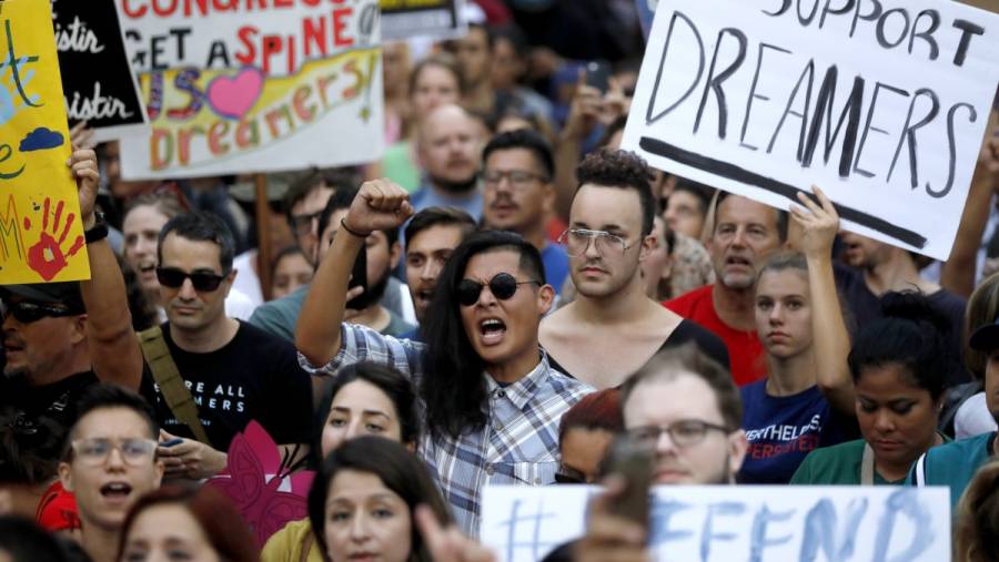 Juez ordena a gobierno de EEUU que reinstaure protecciones para los 