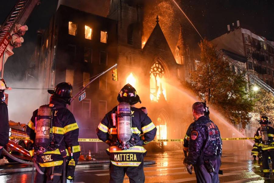 Incendio afecta iglesia centenaria de Nueva York; no se reportan víctimas