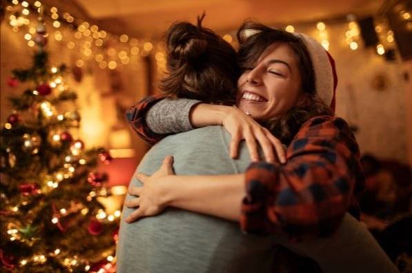 Alerta OMS sobre los abrazos en fiestas de Navidad