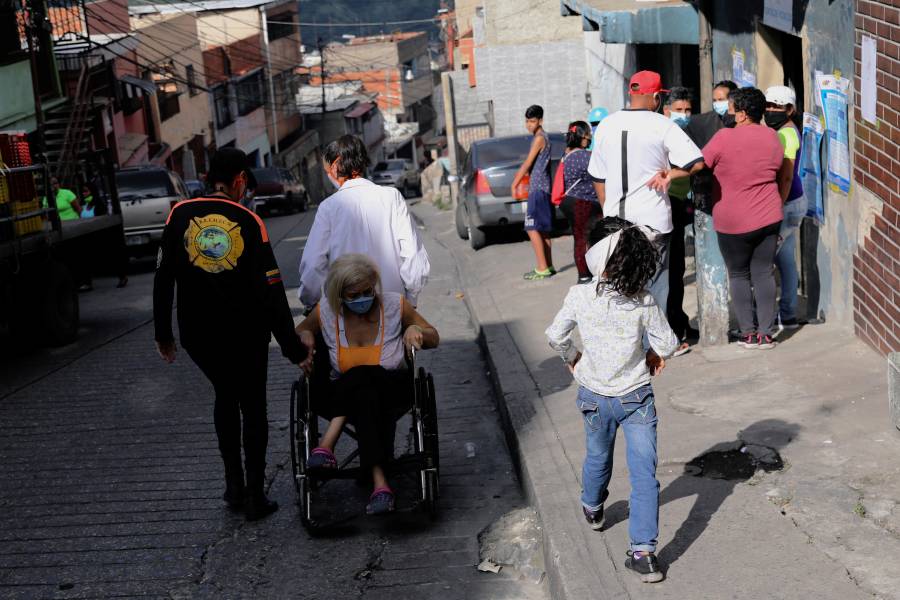 Sin oposición y con pocos electores,  Maduro recupera el Congreso