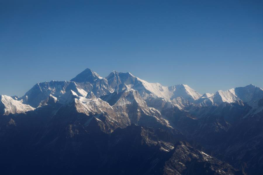 Monte Everest, ligeramente más alto de lo que se pensaba, dicen Nepal y China