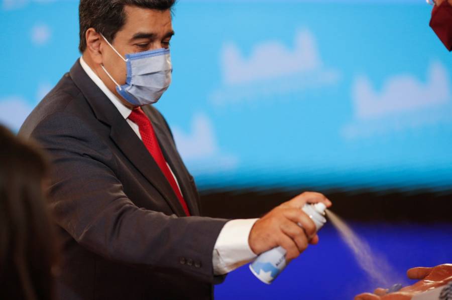 Previo a rueda de prensa, Maduro desinfecta con spray a reporteros