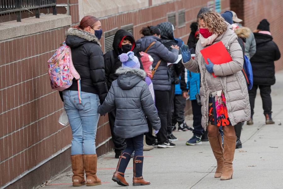 Pese a rebrote en EU, niños  vuelven a escuelas en NY