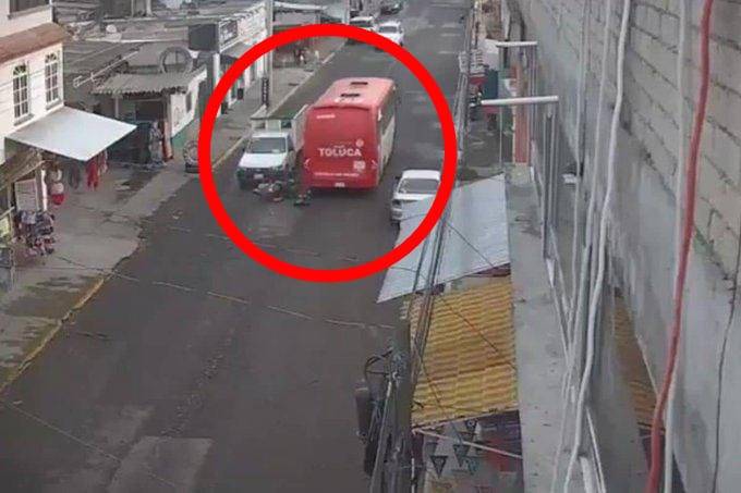Video: Imprudencia de motociclista ocasiona la muerte de su acompañante menor de edad