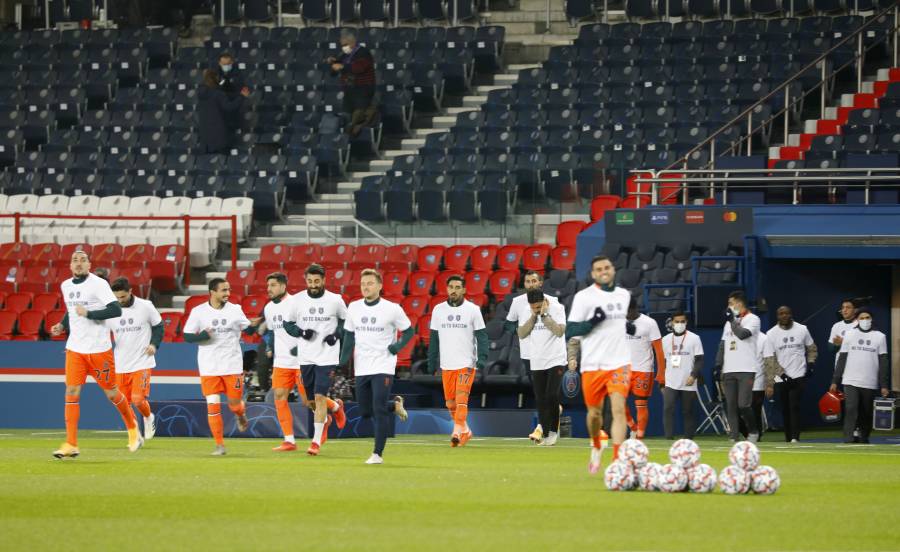 Jugadores del PSG y Basaksehir, visten camisetas contra el racismo