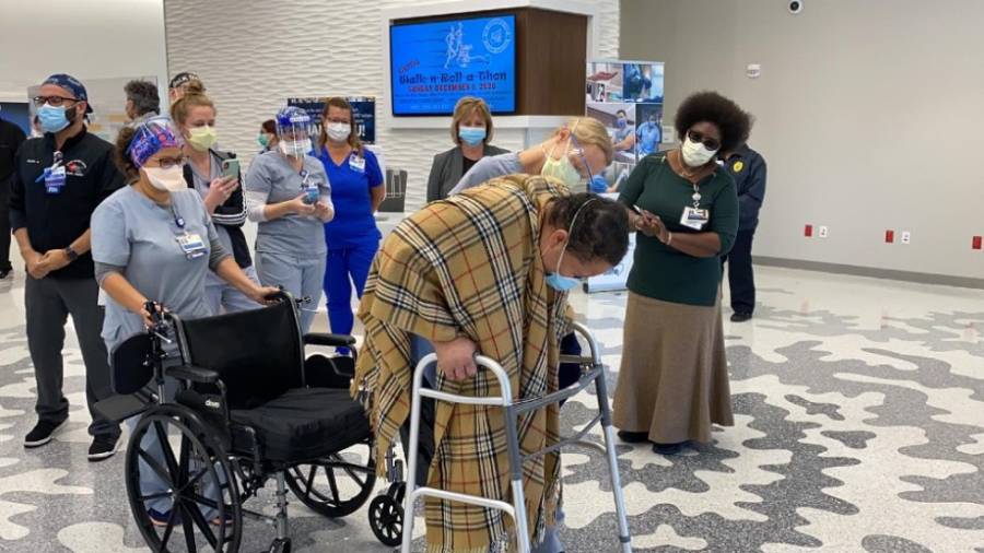 Enfermera es dada de alta del hospital despu&eacute;s de 9 meses internada por Covid-19