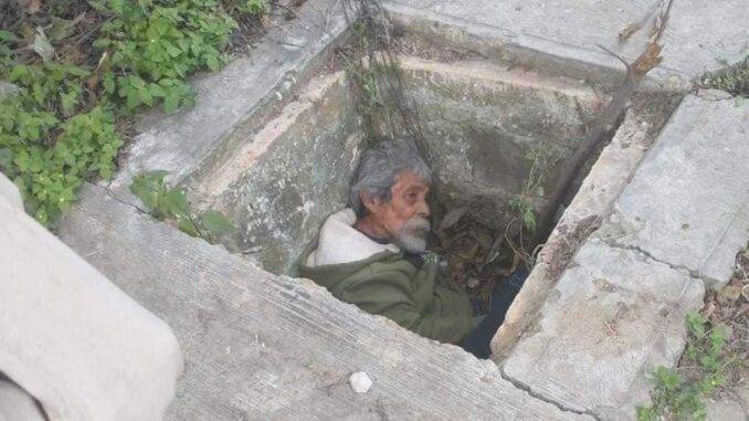 Rescatan a adulto mayor que se refugiaba en alcantarilla del frio