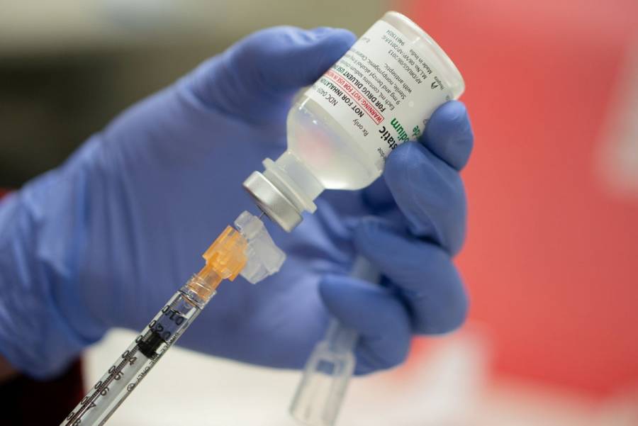Londres pide a al&eacute;rgicos severos que eviten vacuna de Pfizer tras reacciones adversas