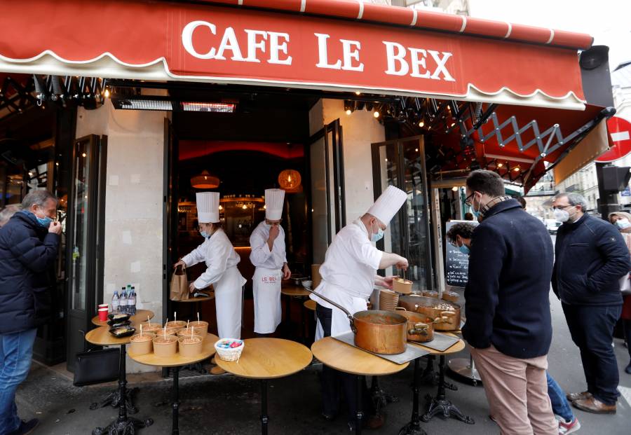 Por Covid-19, en enero reabren cines y museos en Francia; se amplía toque de queda