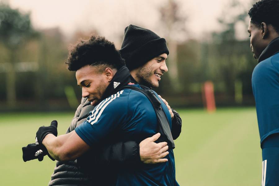 Raúl Jiménez visitó el entrenamiento del Wolves a días de haber sido operado