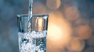 30 minutos se requiere para transformar agua de mar en potable