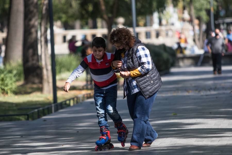 ¿Y t&uacute; qu&eacute; har&iacute;as? Por 200 pesos la hora, abuelita cuida a su nieto