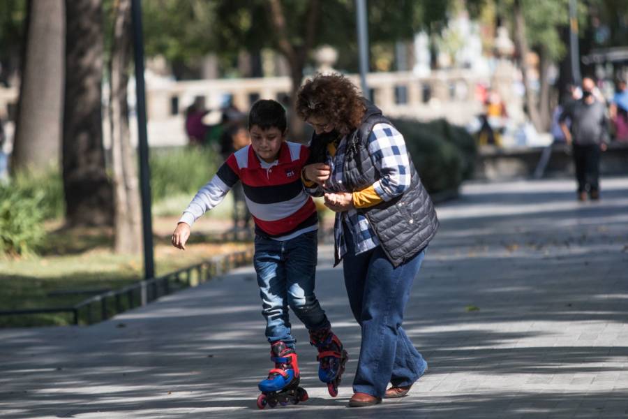 ¿Y tú qué harías? Por 200 pesos la hora, abuelita cuida a su nieto