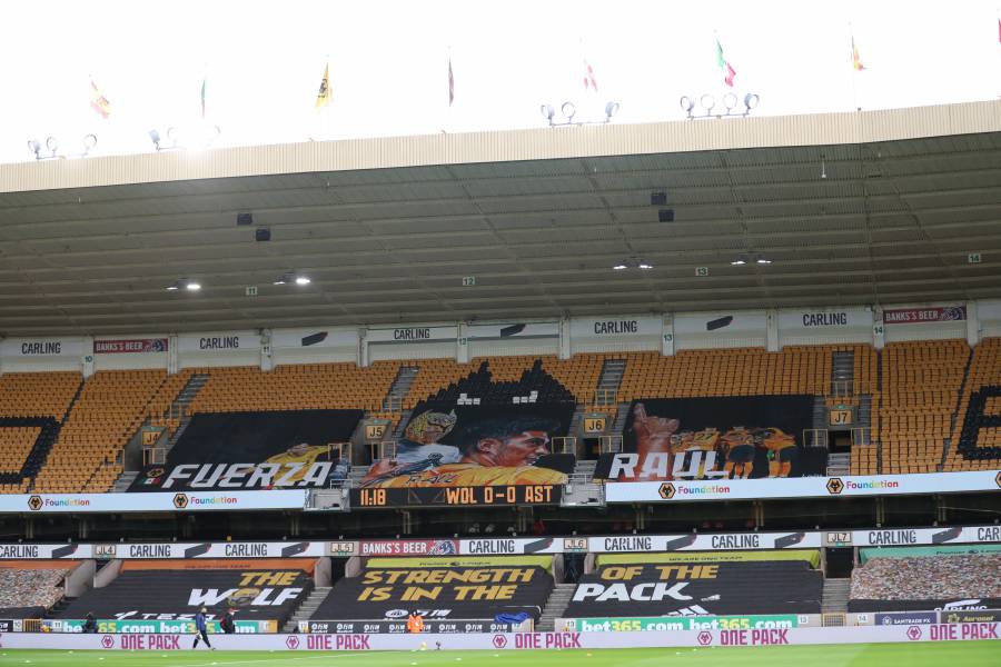Con pancarta, afición del Wolverhampton rinde homenaje a Raúl Jiménez