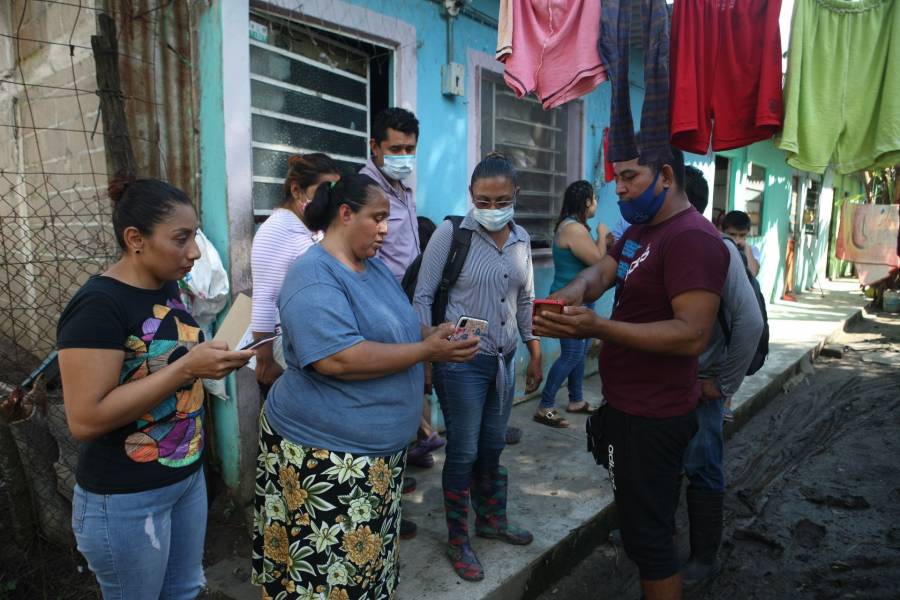 Secretaría del Bienestar entrega apoyos a damnificados por inundaciones en Tabasco