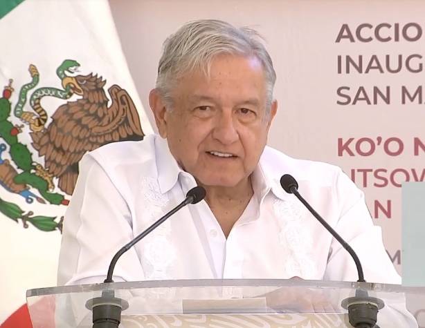 Paran en su trayecto por Oaxaca a AMLO, para pedirle caminos