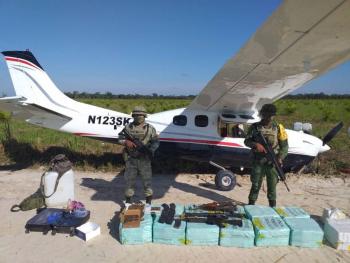 Aseguran fuerzas armadas aeronave que ingresó al país sin permiso; llevaba cocaína