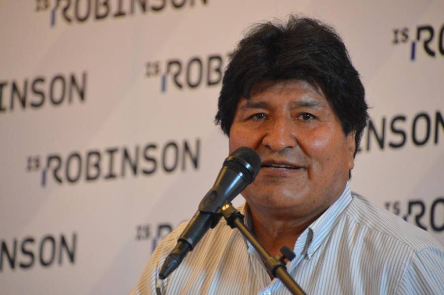 Video: Lanzan sillas a Evo Morales durante evento político en Bolivia