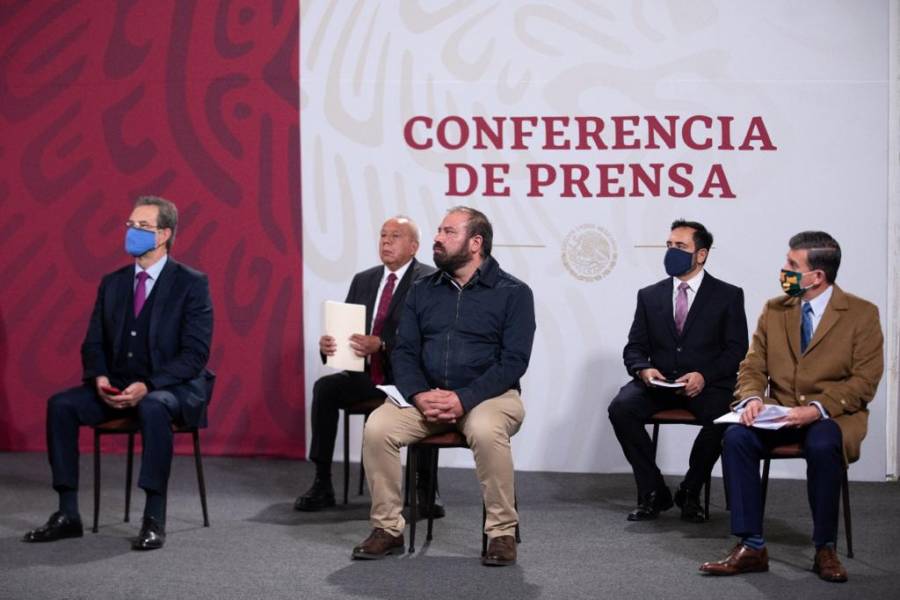 López Obrador recibe denuncia de Israel Vallarta