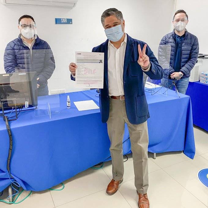 Se registra Víctor Fuentes como precandidato del PAN a la gubernatura de Nuevo León