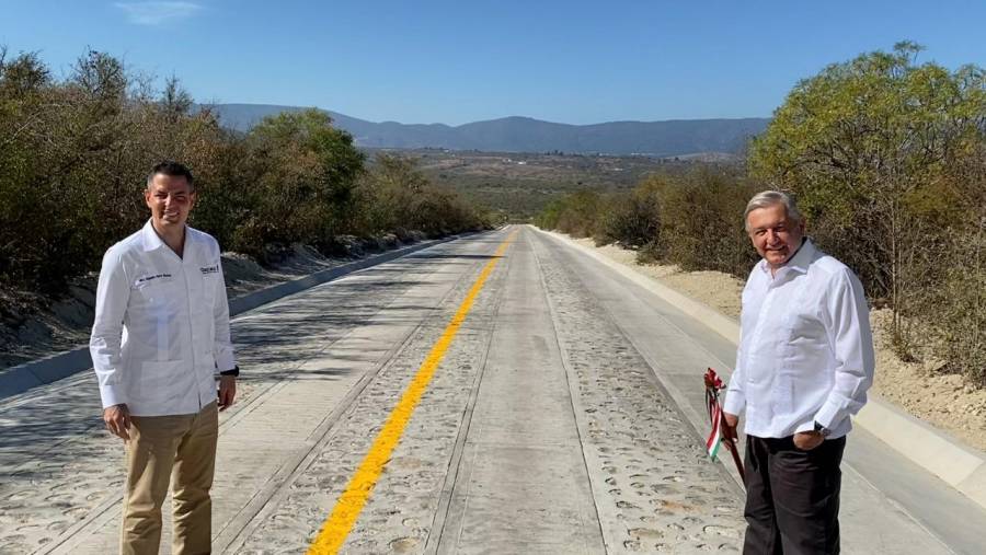 MIS ADVERSARIOS “SE JALAN LOS PELOS”: AMLO