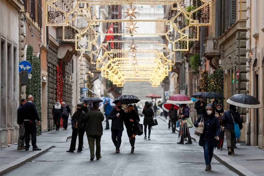 Italia analiza nuevas restricciones en Navidad por aglomeraciones