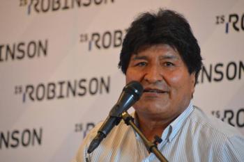 Video: Lanzan sillas a Evo Morales durante evento pol&iacute;tico en Bolivia