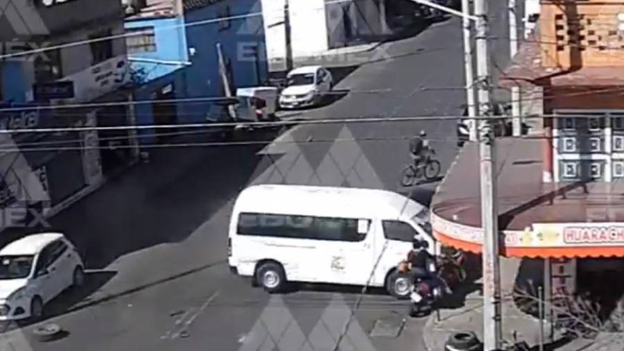 Video: Combi a exceso de velocidad impacta contra local en Neza; chofer intenta darse a la fuga