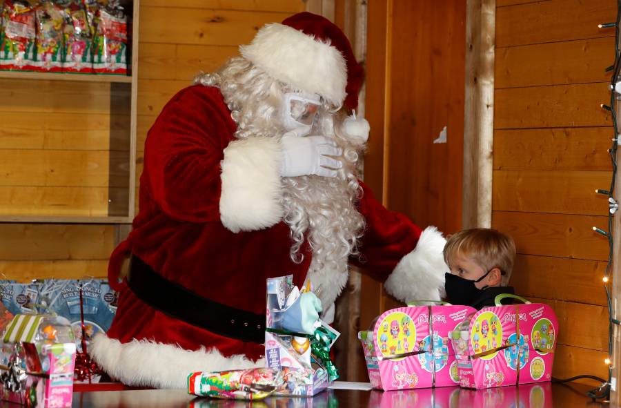 Actores disfrazados de Santa y señora Claus, se toman fotos con niños y dan positivo a COVID-19