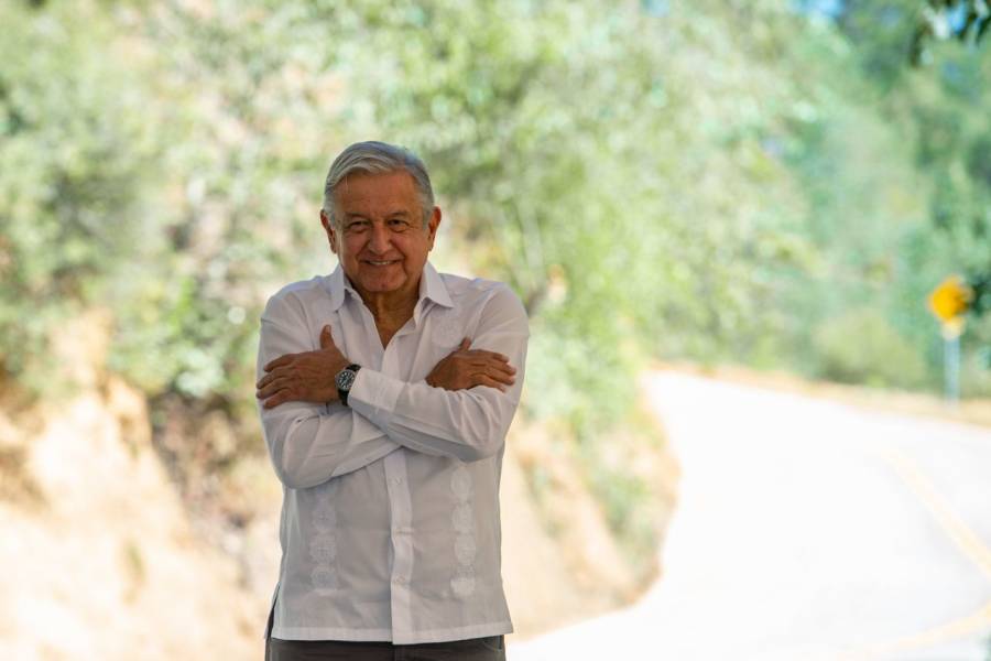 AMLO bromea con pavo que le regalaron en Oaxaca; me piden que lo indulte, dice