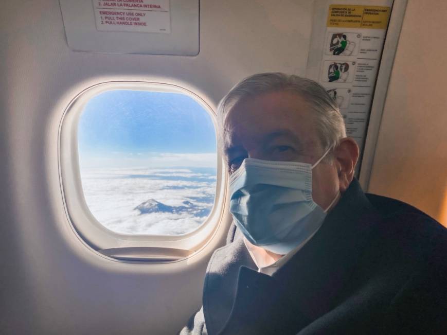 AMLO aparece con cubrebocas y presume al Pico de Orizaba