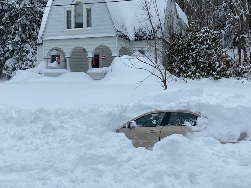 Un neoyorquino estuvo más de 10 horas atrapado durante tormenta de nieve