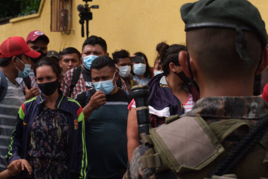 Migrantes prefieren transitar en caravana