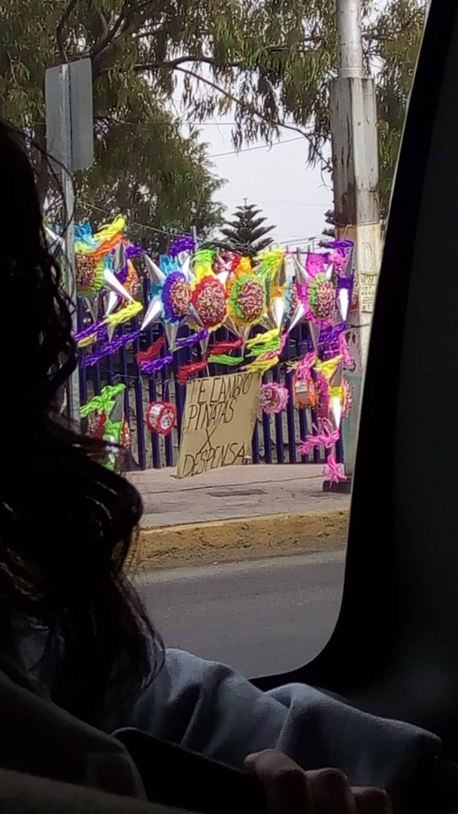 A causa de la pandemia de Covid-19, abuelitos cambian piñatas por despensa