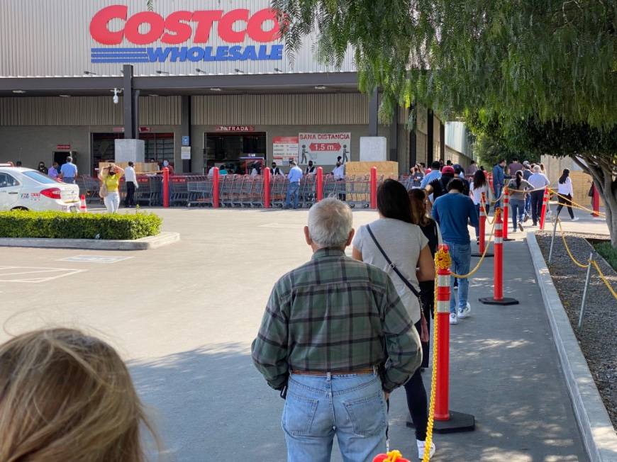 Clientes hacen grandes filas en sucursales Costco en varios puntos del país