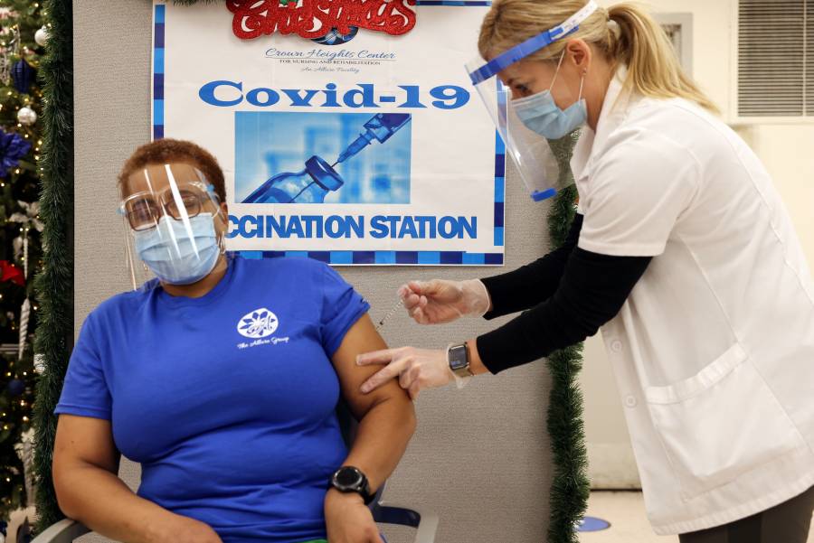 Farmacéuticas prueban efectividad  de sus vacunas en nueva cepa