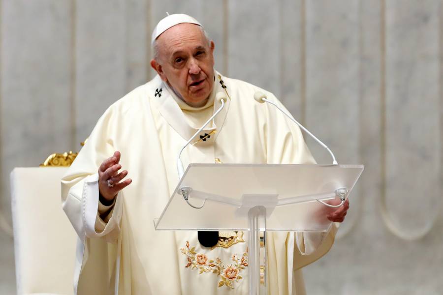 Hisopan al papa Francisco, tras contacto con dos cardenales positivos a COVID-19