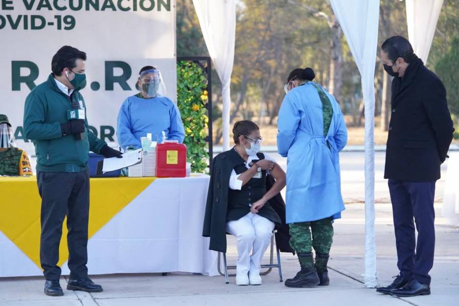 El Ejército Mexicano y el IMSS aplican en Querétaro la primera vacuna contra COVID-19