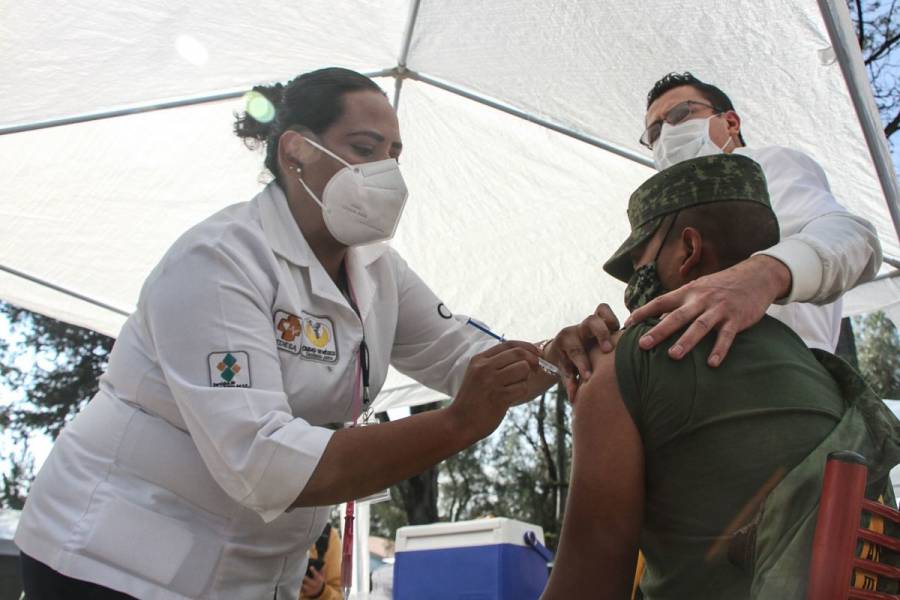 Si hay reacciones por vacuna COVID-19, se informará, asegura AMLO