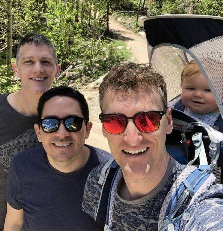¡Ser&aacute;n padres! Tres hombres “poliamorosos” adoptan de forma legal a una ni&ntilde;a
