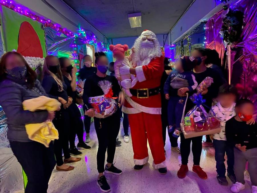 Santa Claus llevó regalos a Santa Martha Acatitla