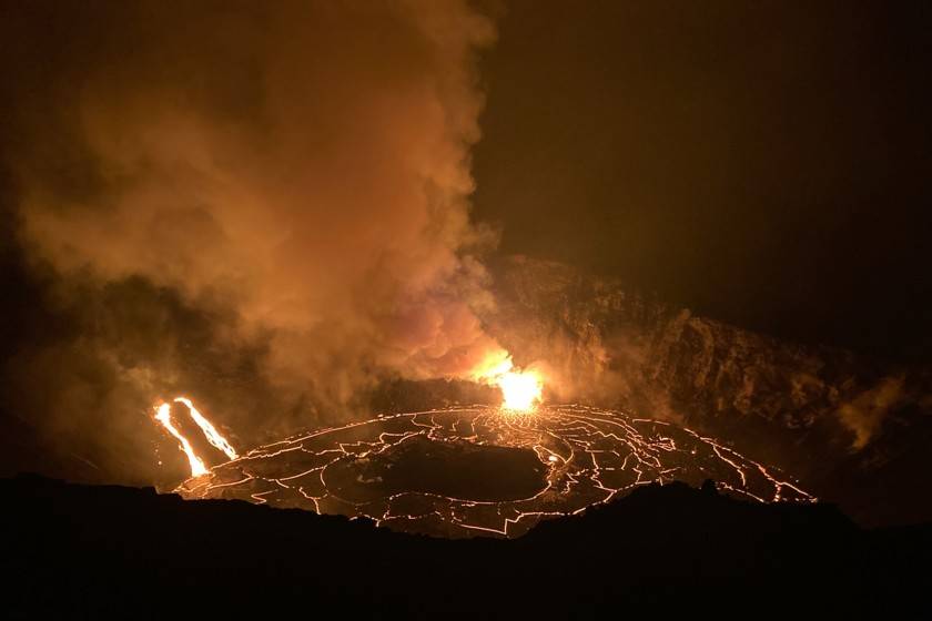 Multan a visitantes por acercarse a volcán en Hawai
