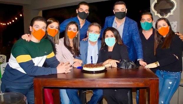 Samuel Garc&iacute;a sube foto de cena familiar con cubrebocas hechos con Photoshop