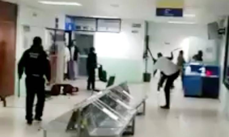 Agreden a golpes a personal del hospital para exigir atención médica