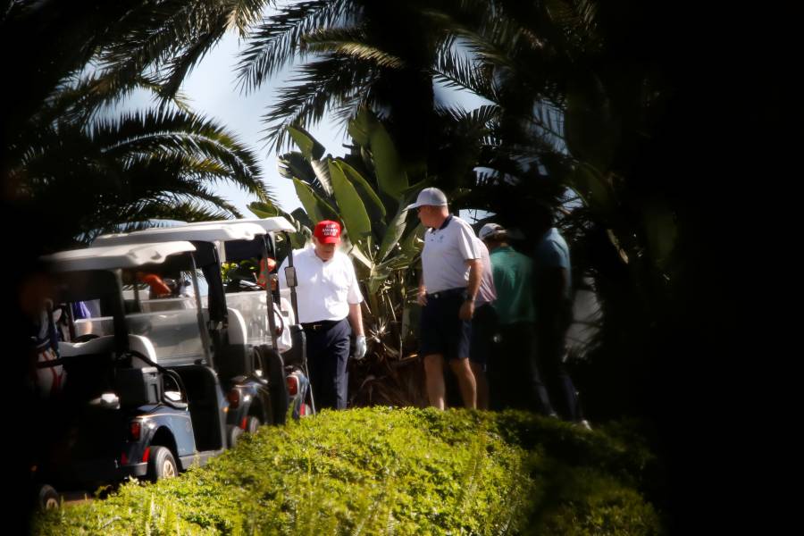 A última hora, Trump firma plan de ayuda